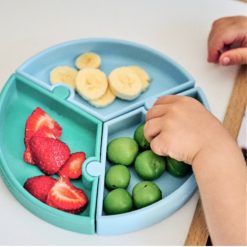 Assiette puzzle Minikoioi en silicone pour bébés dès 6 mois et toute l’enfance. Sa base à ventouse la gardera bien accrochée à la table. Disponible au Maroc chez MESAYOU. De marque MINIKOIOI qui est une marque d'accessoires pour bébé en silicone sans BPA et de très bonne qualité