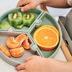 Assiette puzzle Minikoioi en silicone pour bébés dès 6 mois et toute l’enfance. Sa base à ventouse la gardera bien accrochée à la table. Disponible au Maroc chez MESAYOU. De marque MINIKOIOI qui est une marque d'accessoires pour bébé en silicone sans BPA et de très bonne qualité