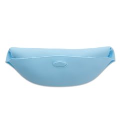 Bavoir avec système d'attache au dos de marque Minikoioi en silicone pour bébés dès 6 mois et toute l’enfance. Souple et facilement transportable, il accompagnera votre bébé durant ses premiers repas et préservera ses habits.