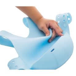 Bavoir avec système d'attache au dos de marque Minikoioi en silicone pour bébés dès 6 mois et toute l’enfance. Souple et facilement transportable, il accompagnera votre bébé durant ses premiers repas et préservera ses habits.