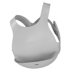 Bavoir avec système d'attache au dos de marque Minikoioi en silicone pour bébés dès 6 mois et toute l’enfance. Souple et facilement transportable, il accompagnera votre bébé durant ses premiers repas et préservera ses habits.