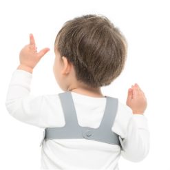 Bavoir avec système d'attache au dos de marque Minikoioi en silicone pour bébés dès 6 mois et toute l’enfance. Souple et facilement transportable, il accompagnera votre bébé durant ses premiers repas et préservera ses habits.