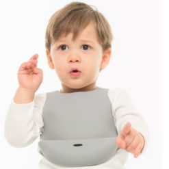 Bavoir avec système d'attache au dos de marque Minikoioi en silicone pour bébés dès 6 mois et toute l’enfance. Souple et facilement transportable, il accompagnera votre bébé durant ses premiers repas et préservera ses habits.