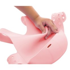 Bavoir avec système d'attache au dos de marque Minikoioi en silicone pour bébés dès 6 mois et toute l’enfance. Souple et facilement transportable, il accompagnera votre bébé durant ses premiers repas et préservera ses habits.