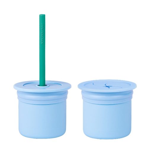 Gobelet 3en1 de 180ml avec deux couvercles et une paille Minikoioi en silicone pour bébés dès 6 mois et toute l’enfance. Gobelet 3en1 de 180ml avec deux couvercles et une paille Minikoioi en silicone pour bébés dès 6 mois et toute l’enfance. Avec sa taille adaptée aux petites mains et sa matière souple et incassable, il favorise l’indépendance lors du goûter.