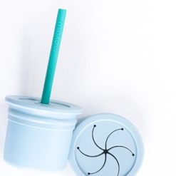 Gobelet 3en1 de 180ml avec deux couvercles et une paille Minikoioi en silicone pour bébés dès 6 mois et toute l’enfance. Gobelet 3en1 de 180ml avec deux couvercles et une paille Minikoioi en silicone pour bébés dès 6 mois et toute l’enfance. Avec sa taille adaptée aux petites mains et sa matière souple et incassable, il favorise l’indépendance lors du goûter.