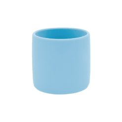 Gobelet de 180ml Minikoioi en silicone pour bébés dès 4 mois et toute l’enfance. Sa taille est adaptée aux petites mains et sa matière souple et incassable