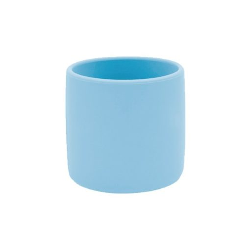 Gobelet de 180ml Minikoioi en silicone pour bébés dès 4 mois et toute l’enfance. Sa taille est adaptée aux petites mains et sa matière souple et incassable