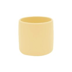 Gobelet de 180ml Minikoioi en silicone pour bébés dès 4 mois et toute l’enfance. Sa taille est adaptée aux petites mains et sa matière souple et incassable