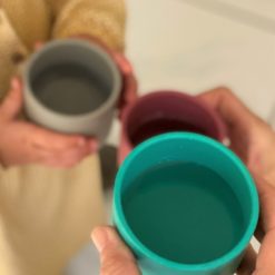 Gobelet de 180ml Minikoioi en silicone pour bébés dès 4 mois et toute l’enfance. Sa taille est adaptée aux petites mains et sa matière souple et incassable