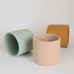 Gobelet de 180ml Minikoioi en silicone pour bébés dès 4 mois et toute l’enfance. Sa taille est adaptée aux petites mains et sa matière souple et incassable