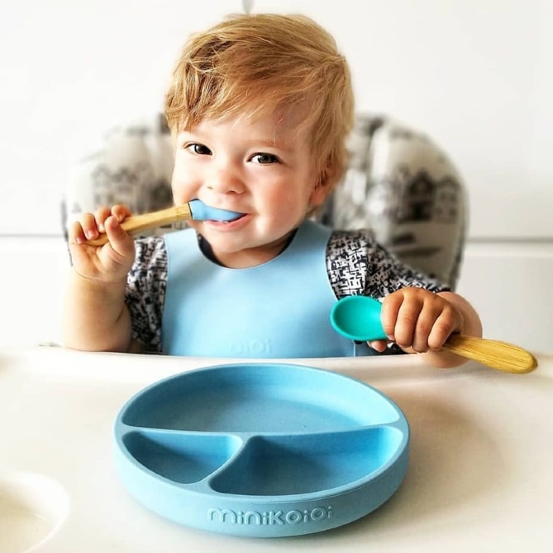 diversification Bavoir Minikoioi pour bébé, le meilleur bavoir de la croissance, disponible au Maroc chez MESAYOU. De marque MINIKOIOI qui est une marque d'accessoires pour bébé en silicone sans BPA et de très bonne qualité