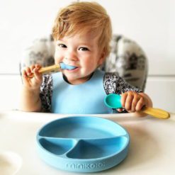 Bavoir Minikoioi pour bébé, le meilleur bavoir de la croissance, disponible au Maroc chez MESAYOU. De marque MINIKOIOI qui est une marque d'accessoires pour bébé en silicone sans BPA et de très bonne qualité