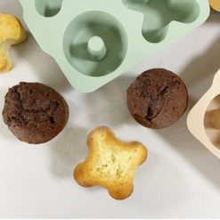 Le moule à gâteaux XOXO Minikoioi en silicone alimentaire idéal pour préparer de délicieux gâteaux et faire plaisir à votre enfant. Souple, durable et résistant à la cuisson au four et la congélation, de -40°C à +200°C.
