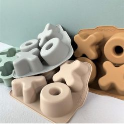 Le moule à gâteaux XOXO Minikoioi en silicone alimentaire idéal pour préparer de délicieux gâteaux et faire plaisir à votre enfant. Souple, durable et résistant à la cuisson au four et la congélation, de -40°C à +200°C.