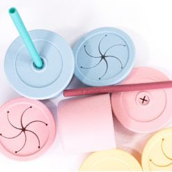 Gobelet 3en1 de 180ml avec deux couvercles et une paille Minikoioi en silicone pour bébés dès 6 mois et toute l’enfance. Gobelet 3en1 de 180ml avec deux couvercles et une paille Minikoioi en silicone pour bébés dès 6 mois et toute l’enfance. Avec sa taille adaptée aux petites mains et sa matière souple et incassable, il favorise l’indépendance lors du goûter.