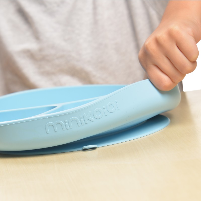 MINIKOIOI ASSIETTE MULTI-COMPARTIMENTS AVEC VENTOUSE EN SILICONE - GRISE  REF : 101050004 - Bio Pour Bébés