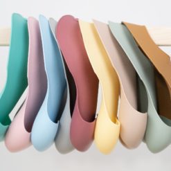 Bavoir Minikoioi pour bébé, le meilleur bavoir de la croissance, disponible au Maroc chez MESAYOU. De marque MINIKOIOI qui est une marque d'accessoires pour bébé en silicone sans BPA et de très bonne qualité