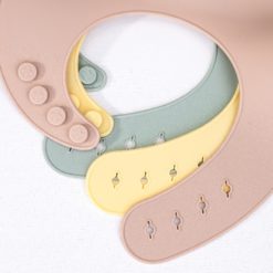 Bavoir Minikoioi pour bébé, le meilleur bavoir de la croissance, disponible au Maroc chez MESAYOU. De marque MINIKOIOI qui est une marque d'accessoires pour bébé en silicone sans BPA et de très bonne qualité
