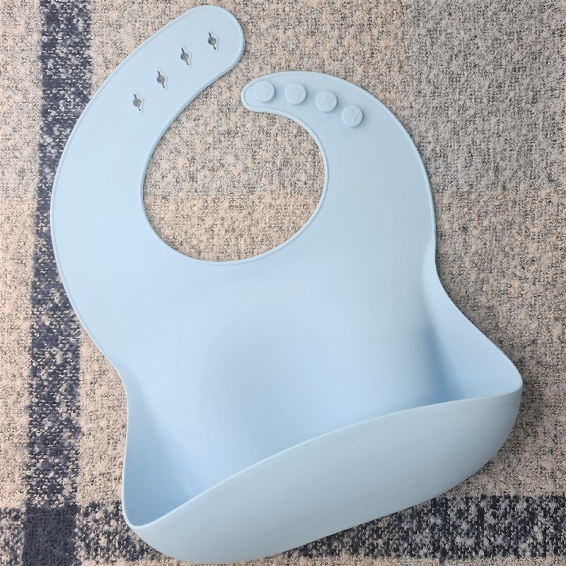 MINIKOIOI – BAVOIR EN SILICONE AVEC POCHE RECUPERATRICE – BLEU REF :  101020053 – MESAYOU