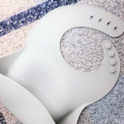 Bavoir Minikoioi pour bébé, le meilleur bavoir de la croissance, disponible au Maroc chez MESAYOU. De marque MINIKOIOI qui est une marque d'accessoires pour bébé en silicone sans BPA et de très bonne qualité
