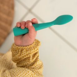 Indispensable pour les repas des tout-petits, la cuillère Minikoioi possède des embouts doux et souples conçue pour soulager les gencives.