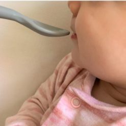Indispensable pour les repas des tout-petits, la cuillère Minikoioi possède des embouts doux et souples conçue pour soulager les gencives.