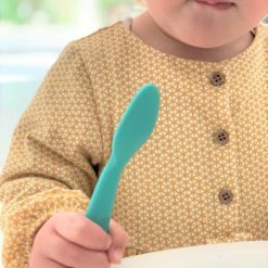 Indispensable pour les repas des tout-petits, la cuillère Minikoioi possède des embouts doux et souples conçue pour soulager les gencives.