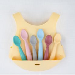 Indispensable pour les repas des tout-petits, la cuillère Minikoioi possède des embouts doux et souples conçue pour soulager les gencives.
