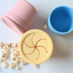 Gobelet 3en1 de 180ml avec deux couvercles et une paille Minikoioi en silicone pour bébés dès 6 mois et toute l’enfance. Gobelet 3en1 de 180ml avec deux couvercles et une paille Minikoioi en silicone pour bébés dès 6 mois et toute l’enfance. Avec sa taille adaptée aux petites mains et sa matière souple et incassable, il favorise l’indépendance lors du goûter.