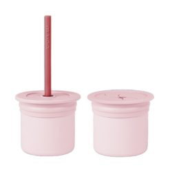 Gobelet 3en1 de 180ml avec deux couvercles et une paille Minikoioi en silicone pour bébés dès 6 mois et toute l’enfance. Gobelet 3en1 de 180ml avec deux couvercles et une paille Minikoioi en silicone pour bébés dès 6 mois et toute l’enfance. Avec sa taille adaptée aux petites mains et sa matière souple et incassable, il favorise l’indépendance lors du goûter.