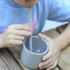 Gobelet de 180ml Minikoioi en silicone pour bébés dès 4 mois et toute l’enfance. Sa taille est adaptée aux petites mains et sa matière souple et incassable