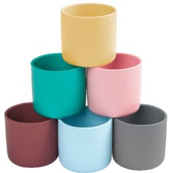 Gobelet de 180ml Minikoioi en silicone pour bébés dès 4 mois et toute l’enfance. Sa taille est adaptée aux petites mains et sa matière souple et incassable