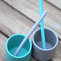 Paille avec brosse MINIKOIOI en silicone pour bébés dès 6 mois et toute l’enfance. Souple et douce cette paille protège les gencives de votre bébé et n’abîme pas ses dents.