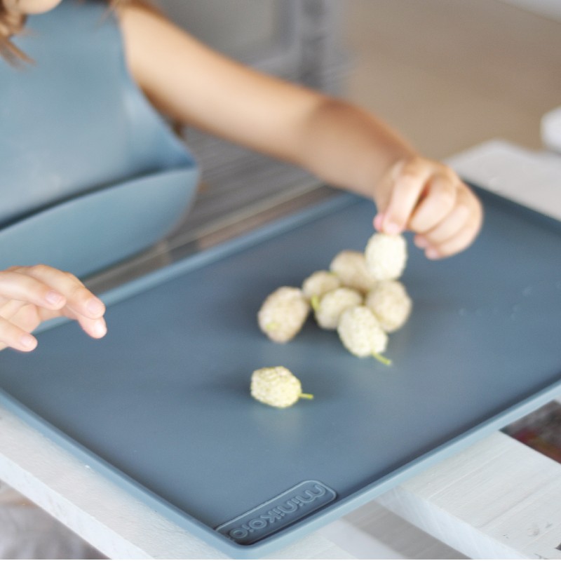 pas de sucre. Plateau Minikoioi en silicone, il est anti adhésif et convient au four et au micro-ondes. Facile à nettoyer et à ranger, il accompagnera votre bébé durant ses repas