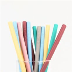 Paille avec brosse MINIKOIOI en silicone pour bébés dès 6 mois et toute l’enfance. Souple et douce cette paille protège les gencives de votre bébé et n’abîme pas ses dents. 